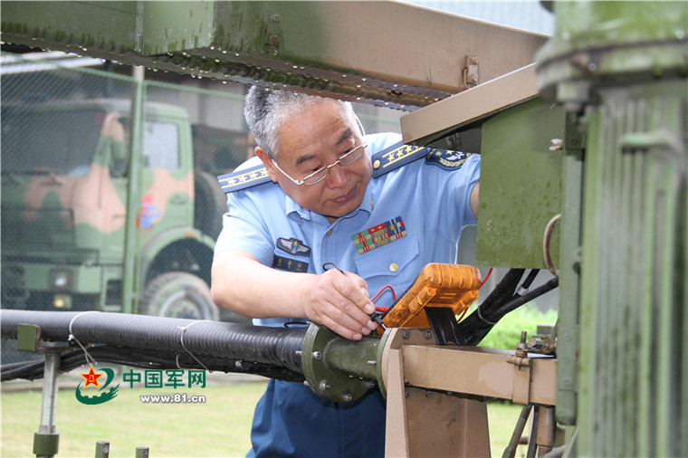 43年,他从雷达操纵员修炼成"雷达守护神"