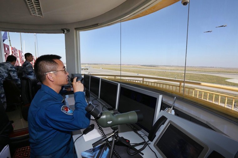 空军驻疆航空兵某旅旅长沈元中担任当日飞行塔台指挥员(8月25日摄.