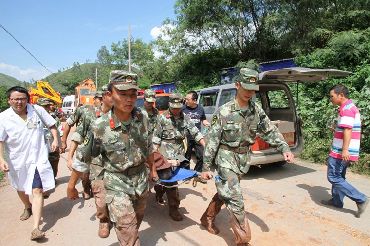 云南元谋突发泥石流 武警楚雄支队元谋中队火速救援