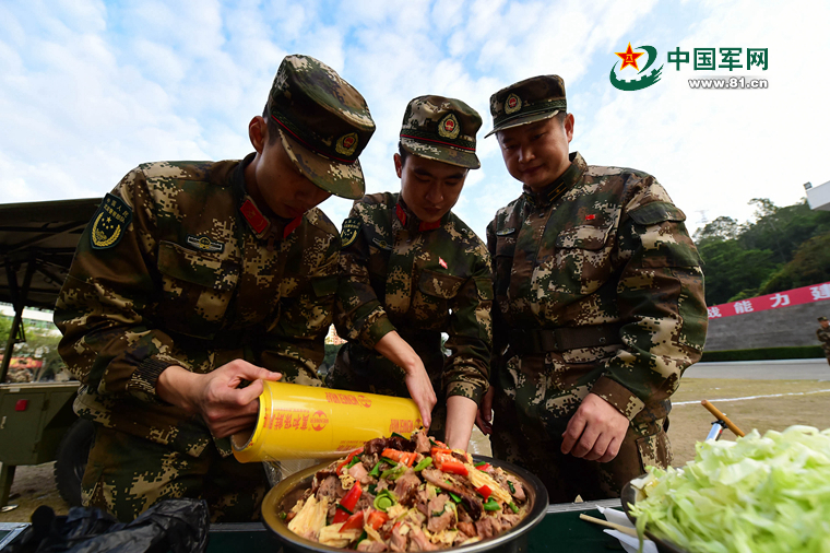 武警官兵来了个野战菜式比拼,这伙食没谁了