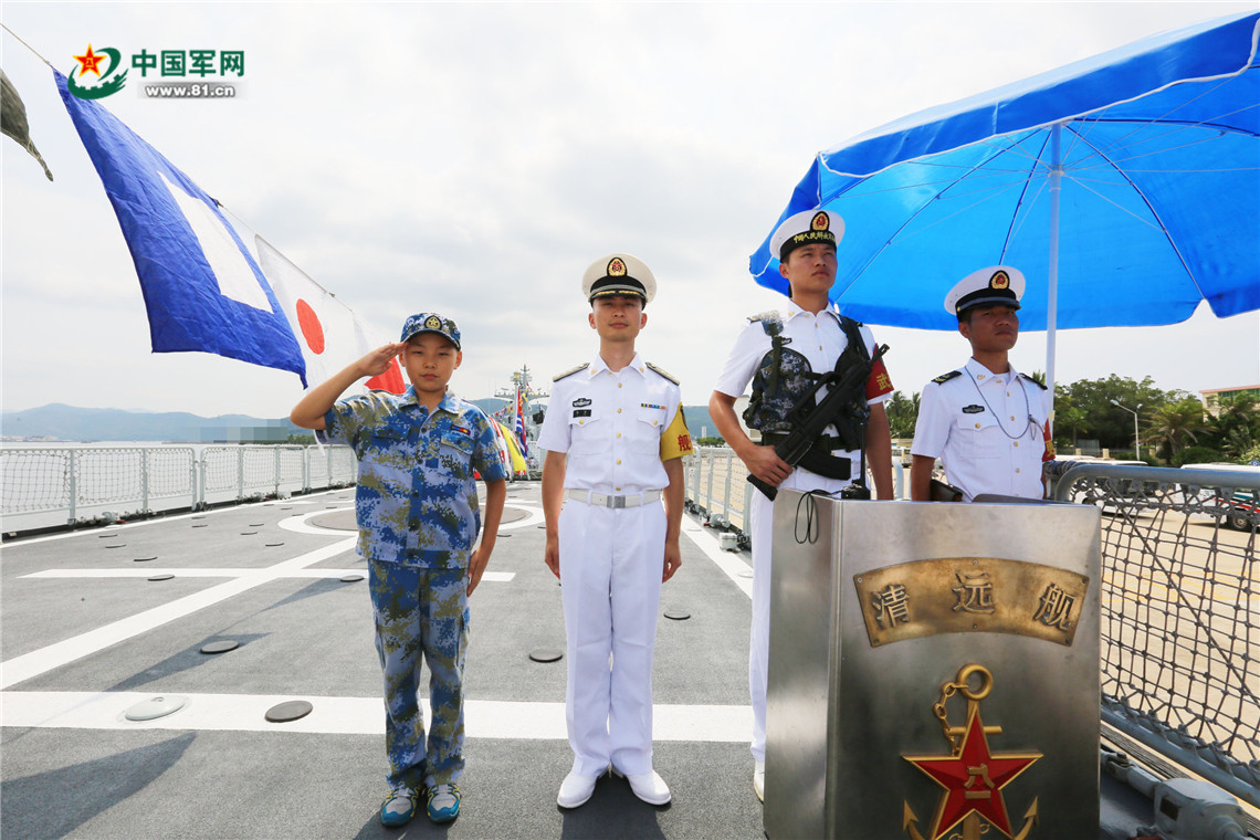 海军成立68周年南海舰队某基地举行舰艇开放日