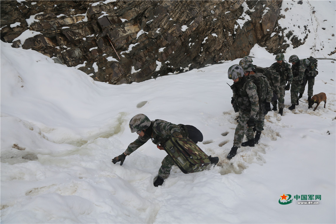 在风雪中巡逻有多艰险?这群边防战士知道