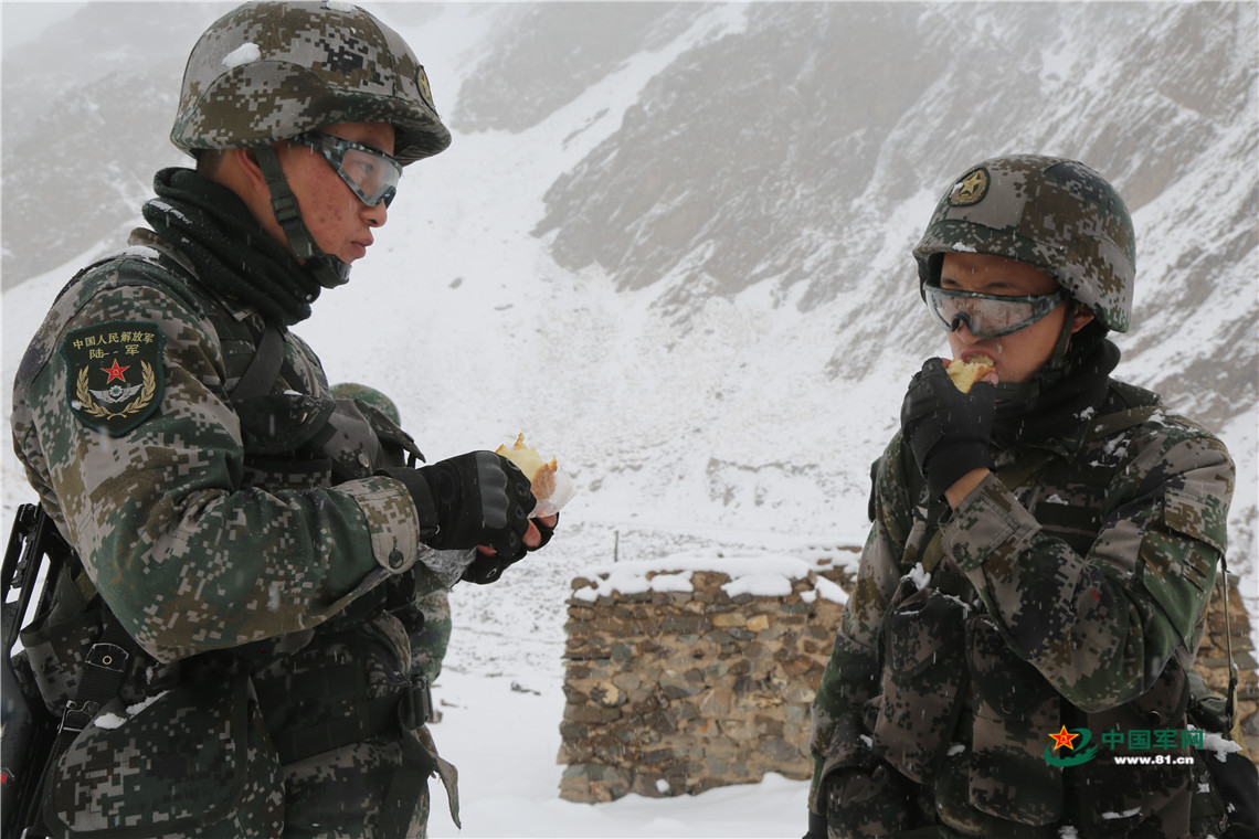 在风雪中巡逻有多艰险?这群边防战士知道