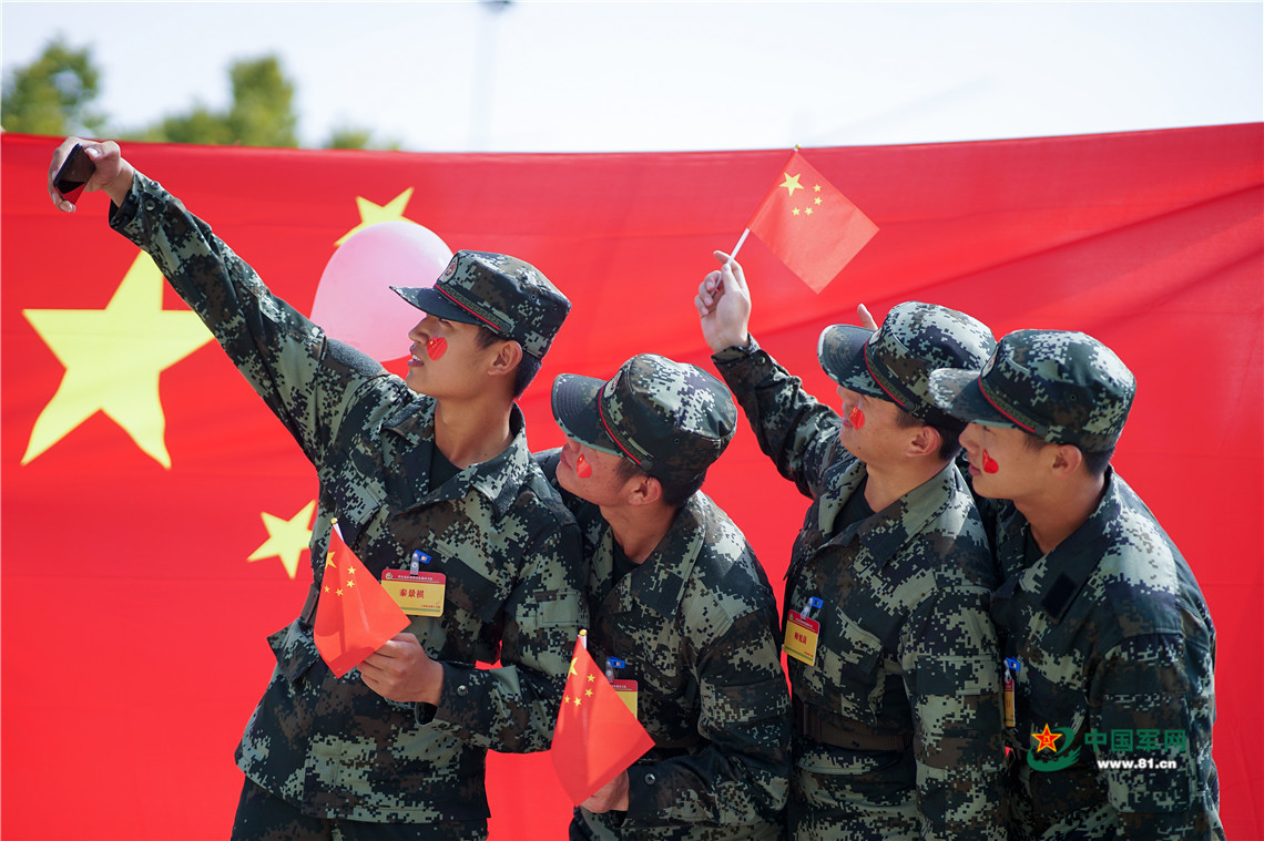 与国旗同框 武警官兵用青春告白祖国