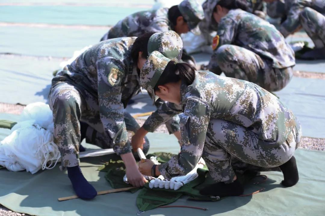 天降伞花!特战女兵伞降训练