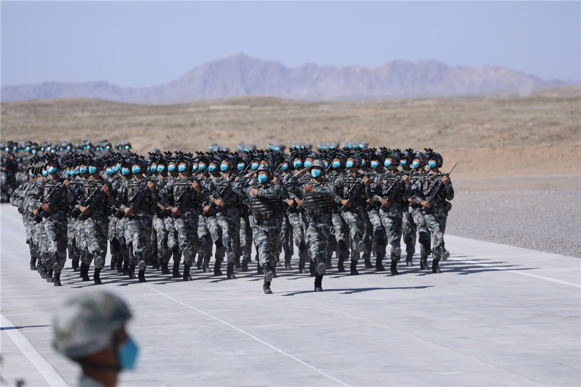 在"西部·联合-2021"演习开始仪式分列式上拍摄的陆军防空兵部队方队