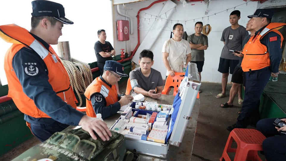 中国海警黄岩舰为渔民送医送药