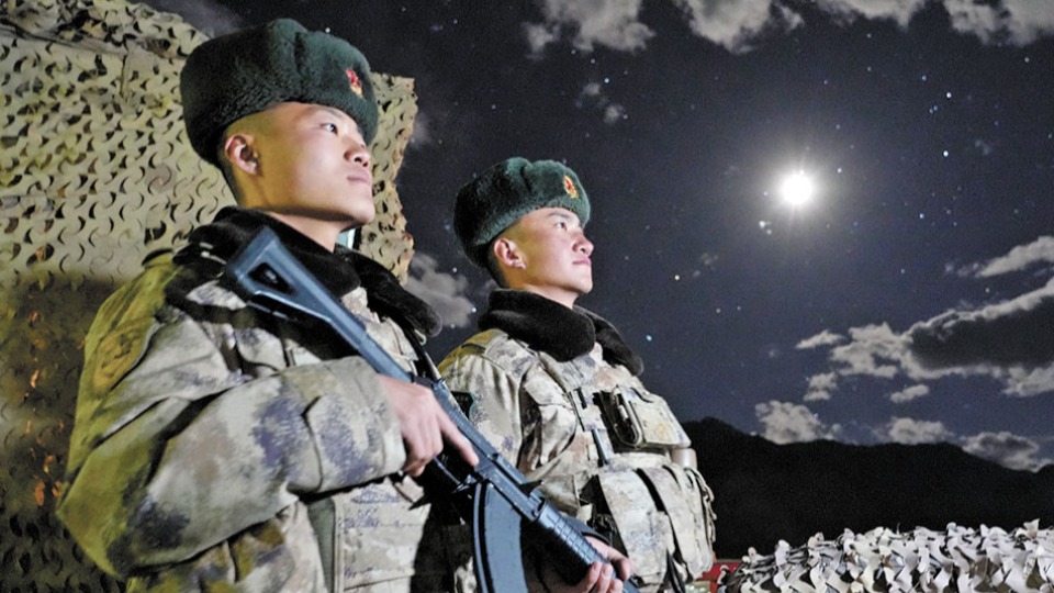  A military unit of Xinjiang Military Region stationed at the plateau to guard the reunion of thousands of families