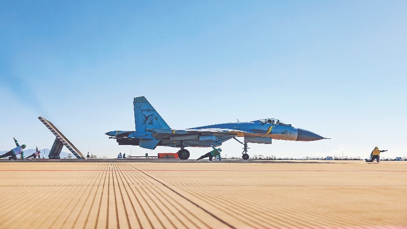 海军航空大学某大队舰载机陆基起降训练掠影