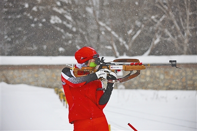 冬季两项运动员在风雪中进行射击训练