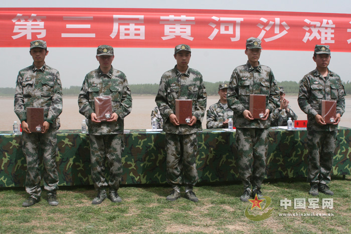 某预备役舟桥团举办黄河沙滩运动会