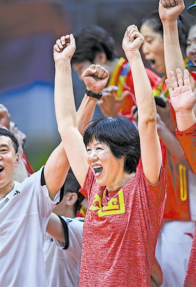 8月20日,中国女排主教练郎平在奥运会上庆祝夺冠.
