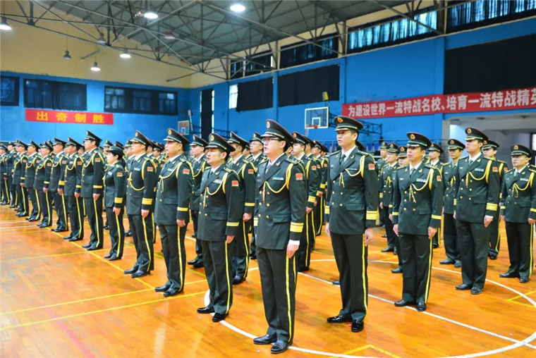 陆军特种作战学院隆重举行授旗仪式
