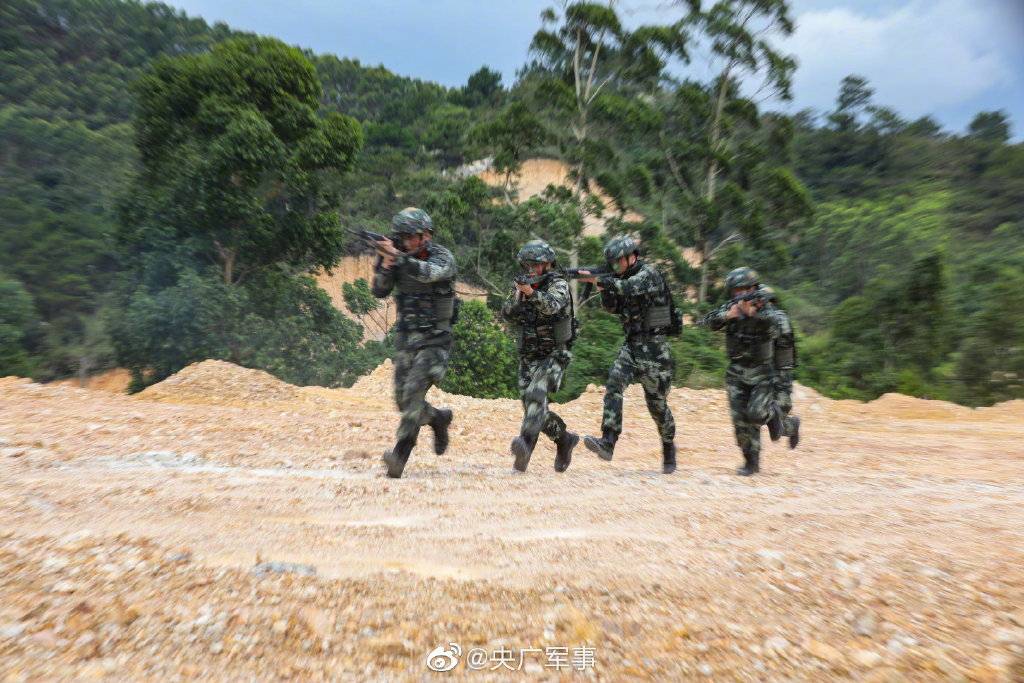 雷霆突击!直击武警特战队员反恐演练