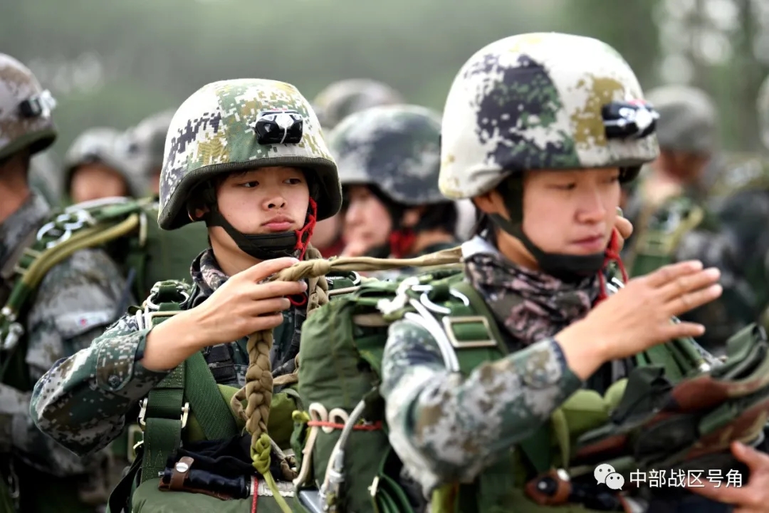 旅 联合空降兵某旅 围绕不同高度,多种伞型 百余名全副武装的特战队员