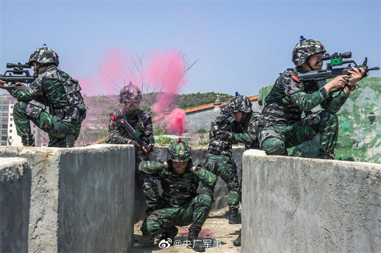 武警特战队员上演真人版cs - 中国军网