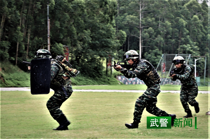 运用战术队形通过开阔地