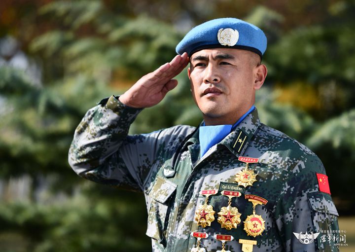 向战而行的"蓝盔勇士!今天,他的名字出现在热搜
