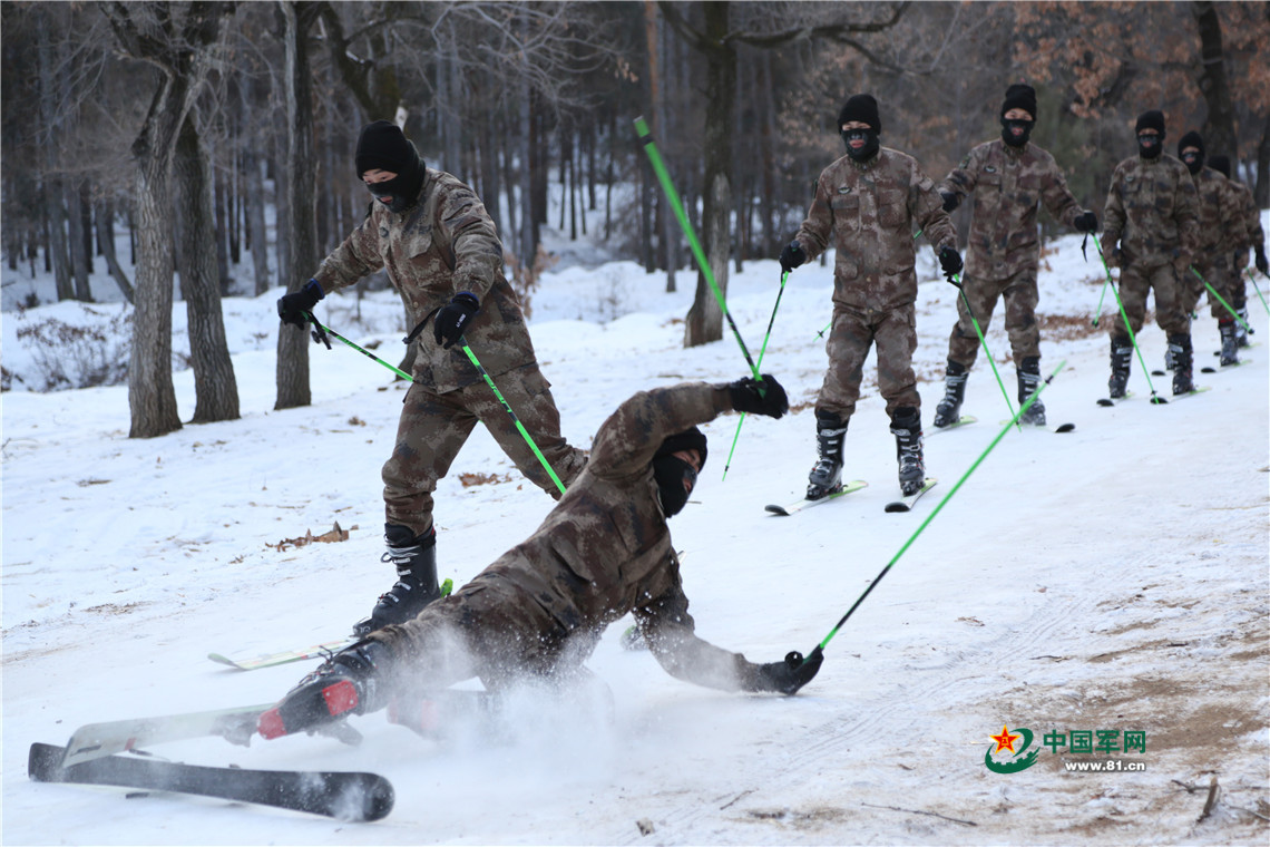 冬训来了特种兵完美诠释雪上飞