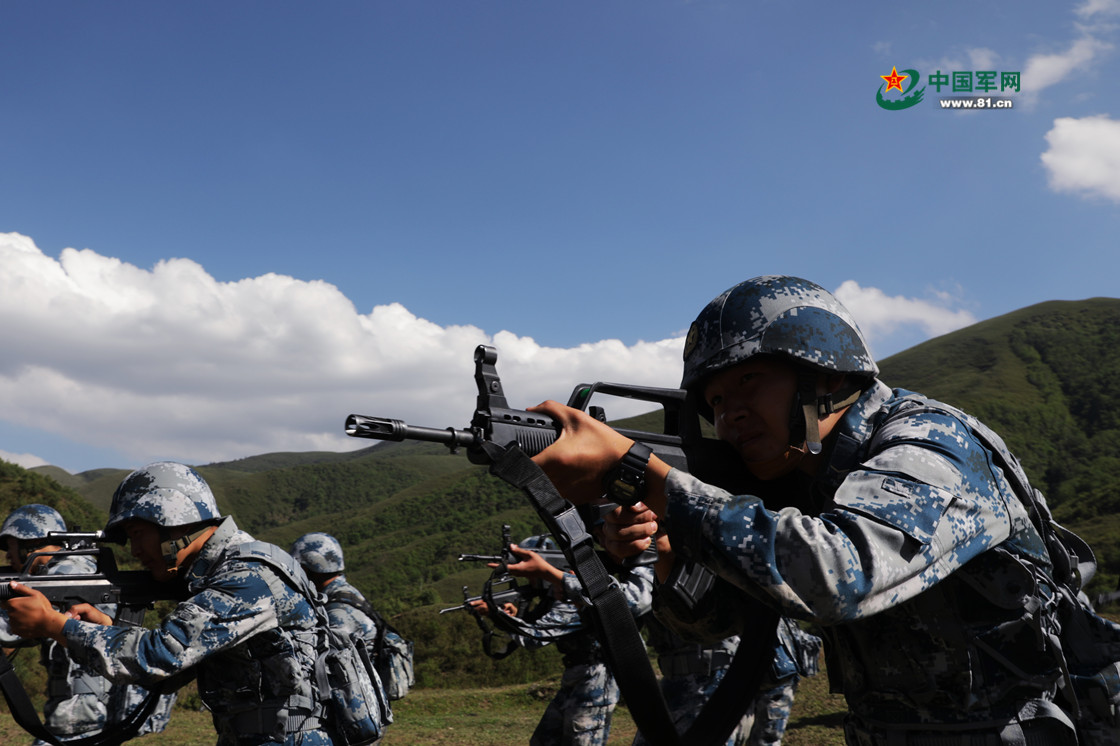 空降兵特战队员川西高原拉练:万丈深渊爬绳"桥" - 军