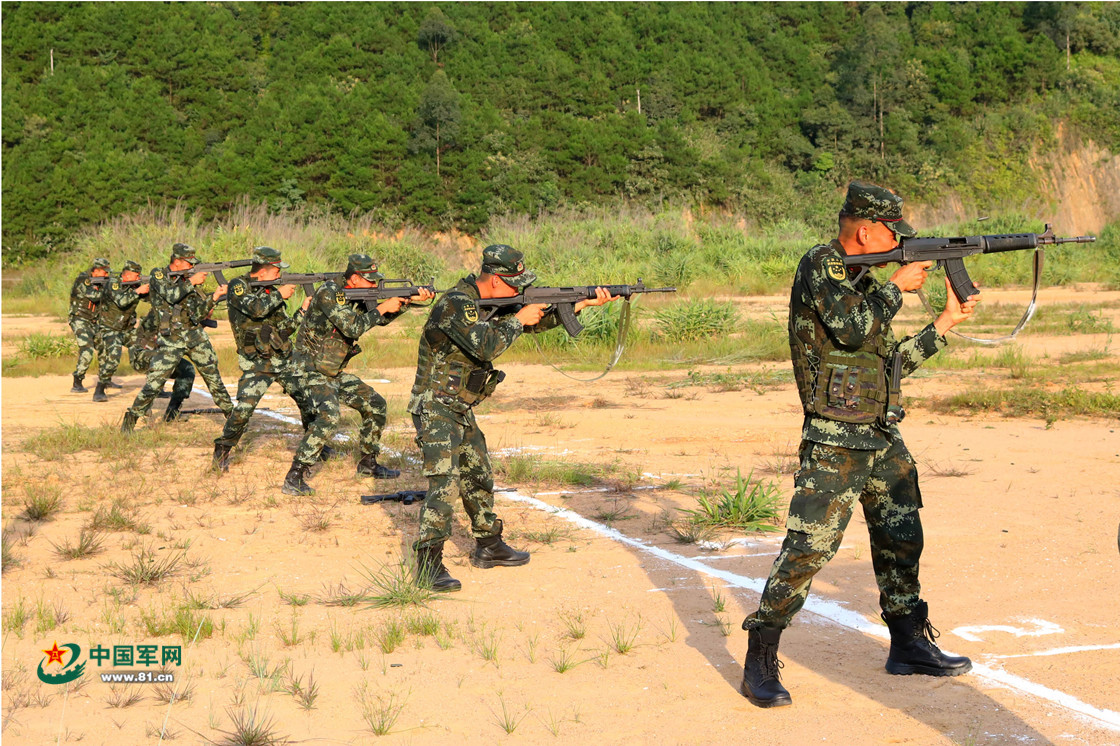 官兵在进行步枪多种姿势转换射击.