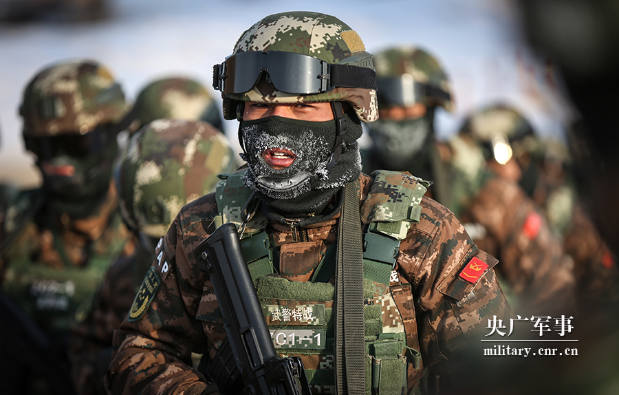 12月6日,武警甘肃总队嘉峪关片区特战官兵们顶着风雪,冒着严寒挑战