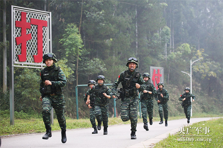 武警广西总队:特战队员雨中开展强化训练