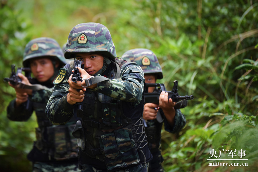 高清大图!直击武警特战队员野外实战化训练火热场景