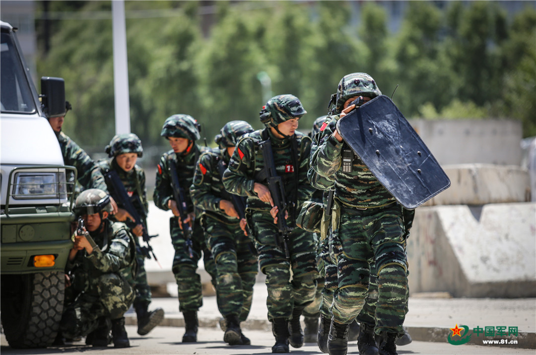 6月13日,武警甘肃总队机动支队特战官兵正在进行反劫持战斗演练.