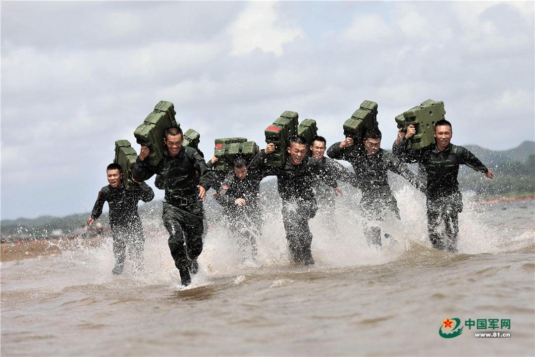 围观武警特战队员海训,满屏的荷尔蒙 中国军网