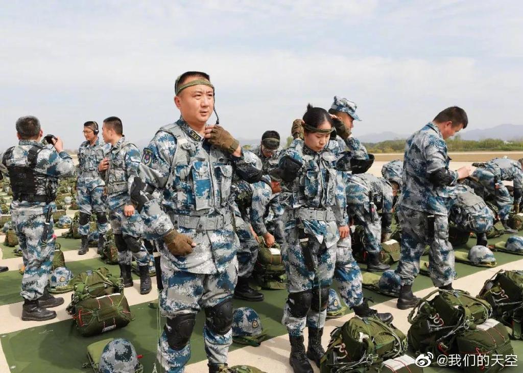 超浪漫!空降兵夫妇结婚纪念日同机跳伞