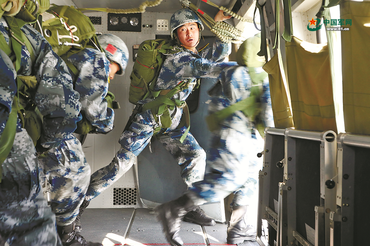 特战精英 空军特战 雏鹰展翅:空降兵新兵首次参加跳伞训练 来源 中国