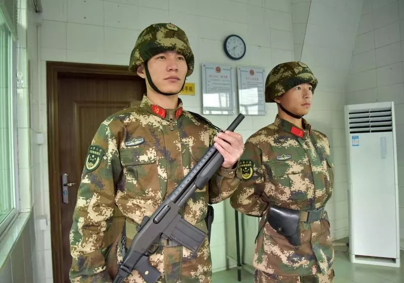 武警频道 室外温度-8℃ 武警哨兵下哨 是炊事班送来的 为了让远在他乡