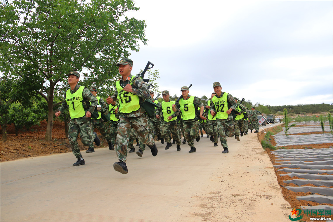 五公里武装越野.