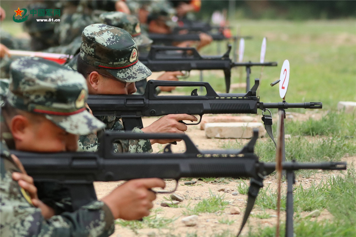 现场直击!弹无虚发,实弹射击训练场上枪声四起