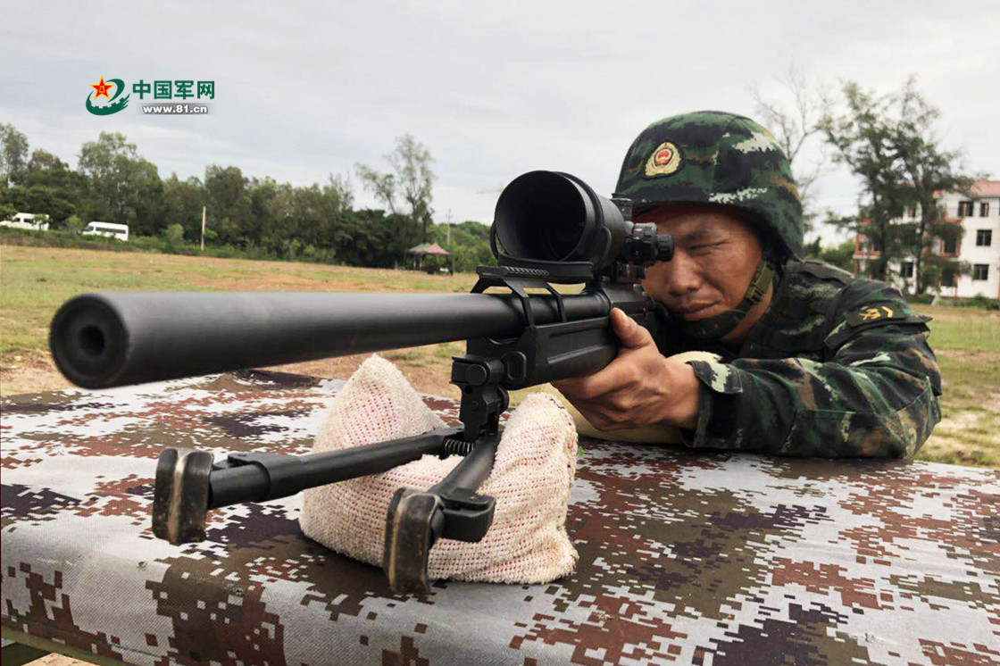 特战队员在进行狙击枪精度射击.