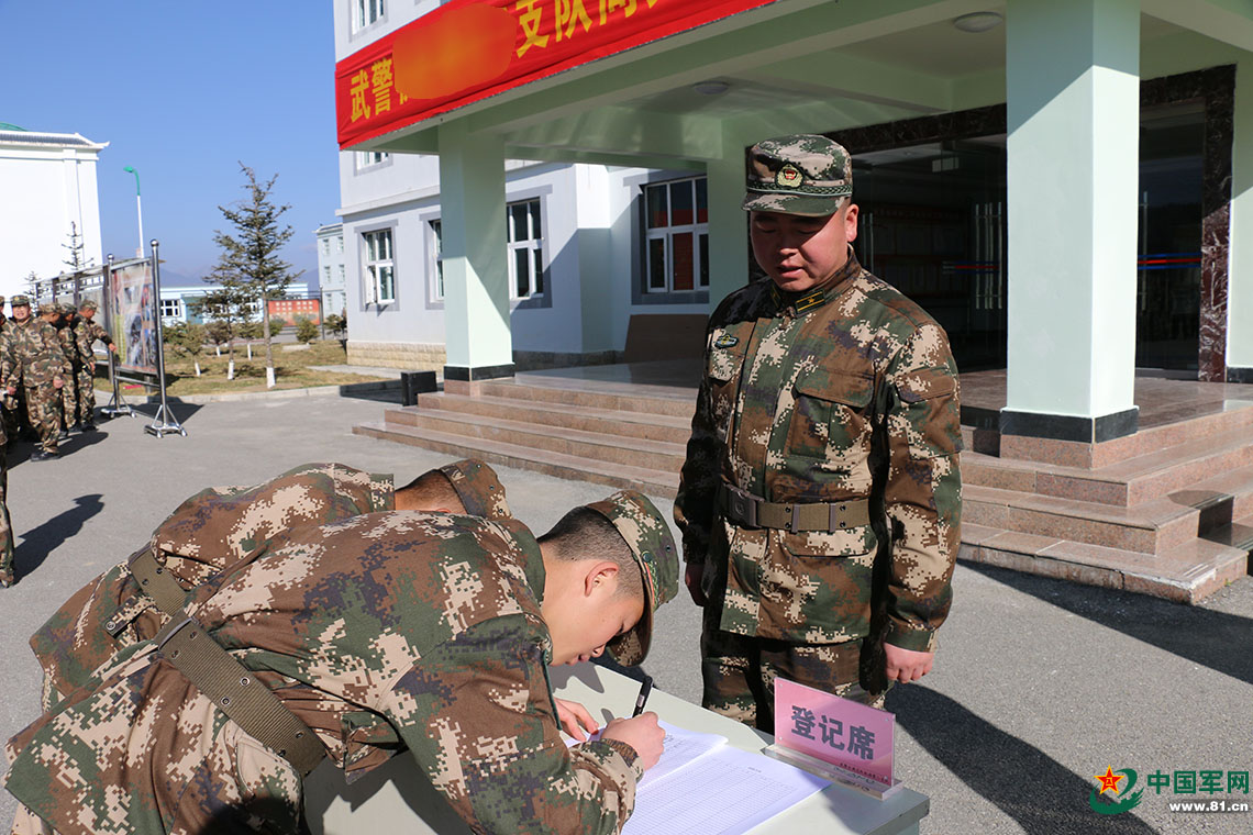 洪峰无情人有情武警官兵献爱心武警云南为堰塞湖受灾家庭捐款献爱心