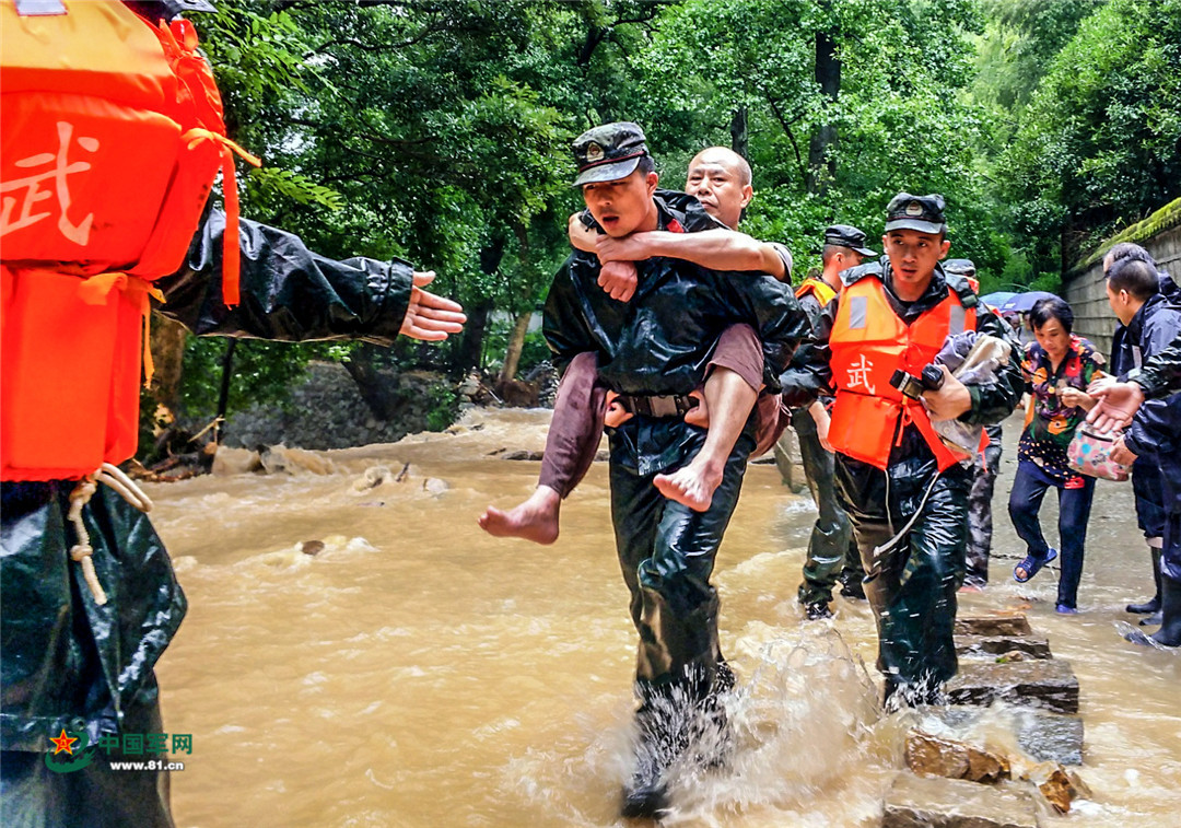 灾情就是命令,武警官兵调动最大兵力,火速救援一线被困群众,抢救人民