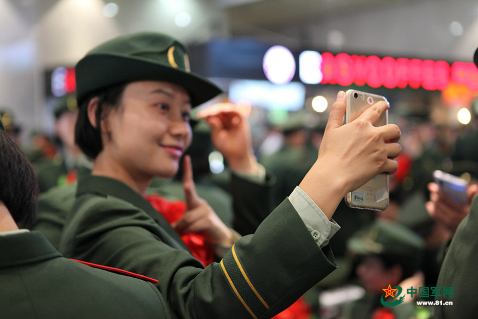 一位退伍女兵用手机开心自拍.漆锡摄