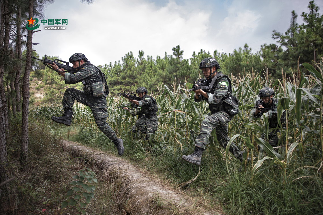 中国武警  近日,武警广西总队桂林支队第三季度"魔鬼周"极限训练在