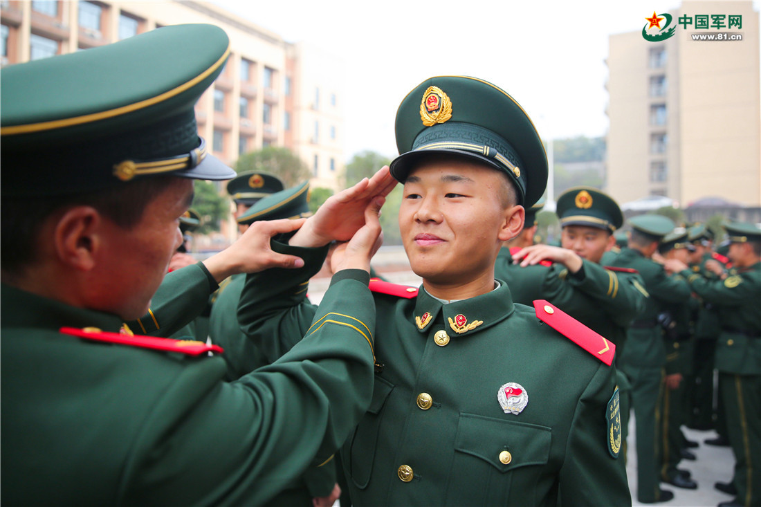 军营"成人礼:千余名武警新兵光荣授衔