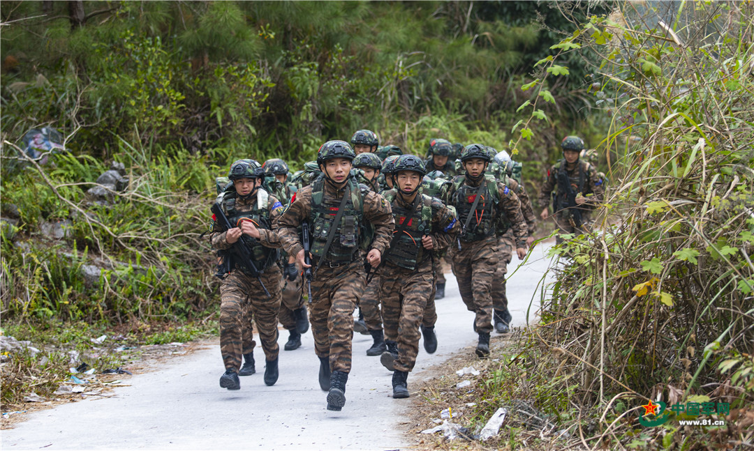 特战队员进行五公里武装越野.