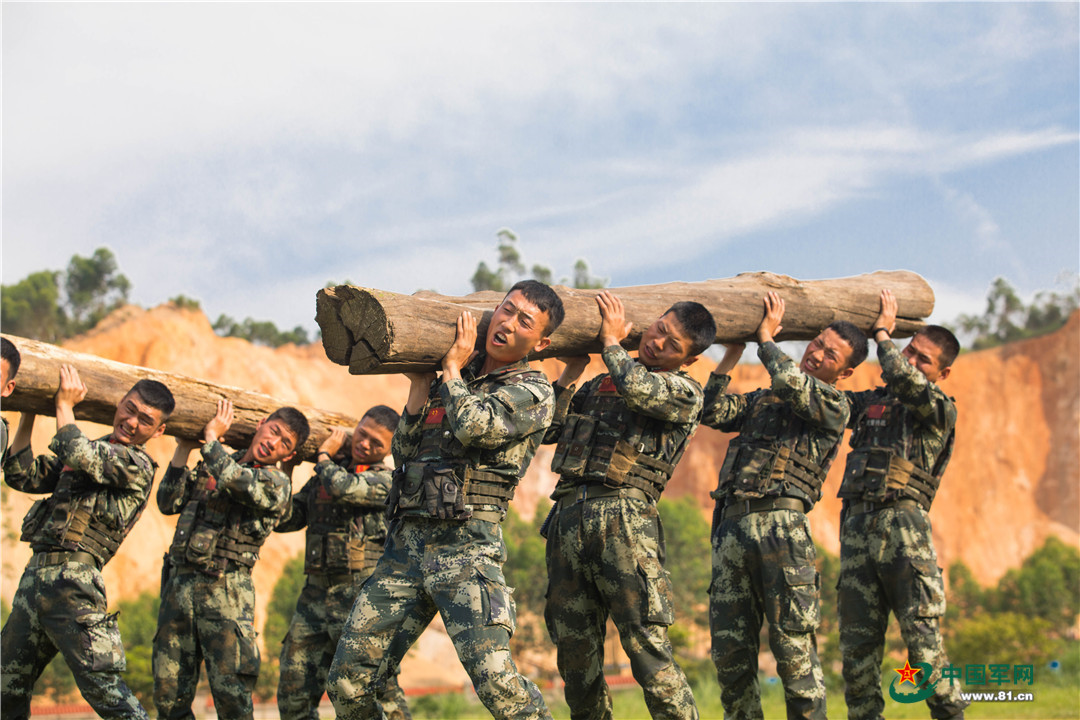 武警官兵进行扛圆木训练.