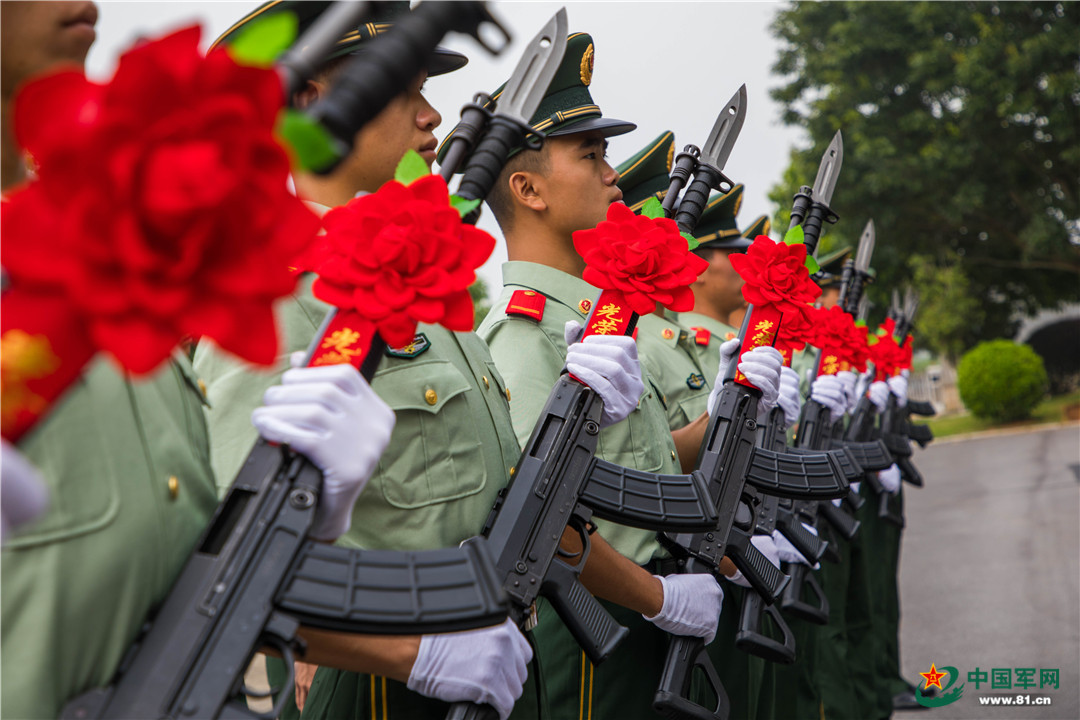 高清图集丨瞬间泪目!武警退伍老兵交接"第二生命"