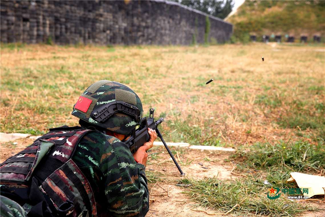 枪枪命中丨武警特战队员快速射击弹无虚发