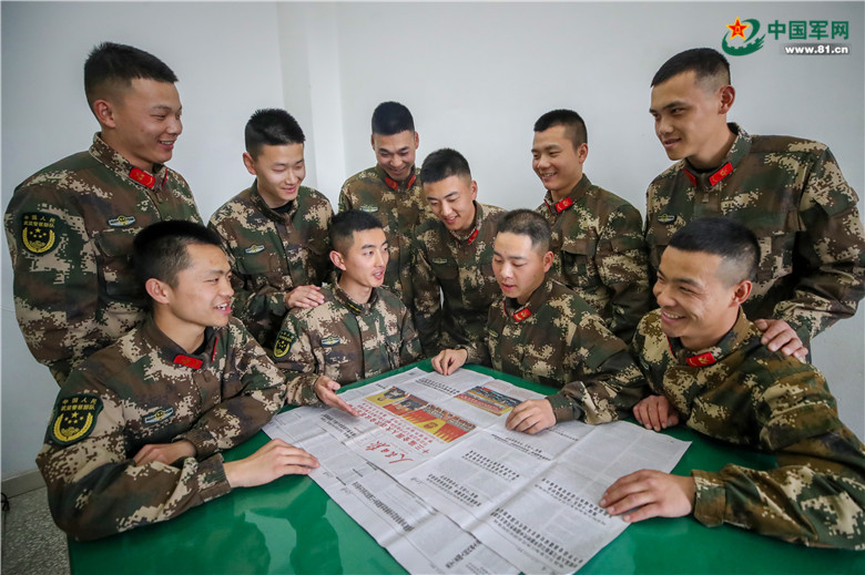 重庆:武警官兵多种形式学习两会精神 激发练兵动力