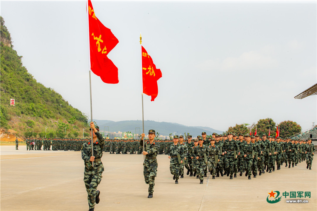 新训官兵集队奔赴训练场.