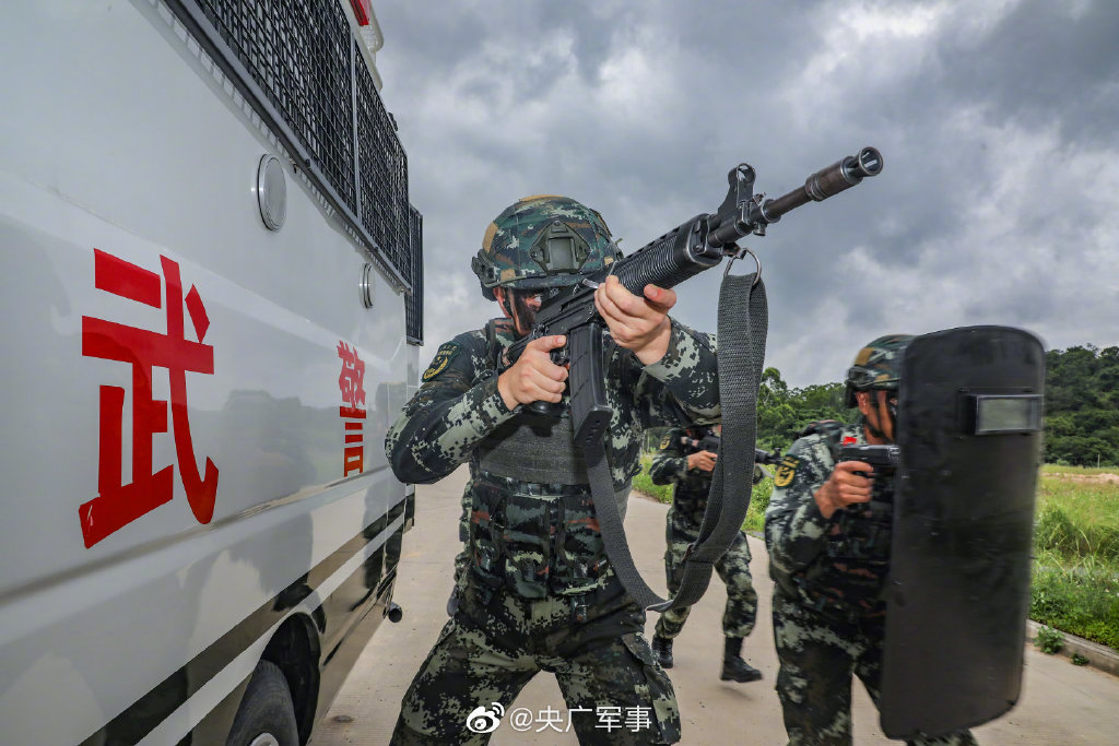 雷霆突击!直击武警特战队员反恐演练