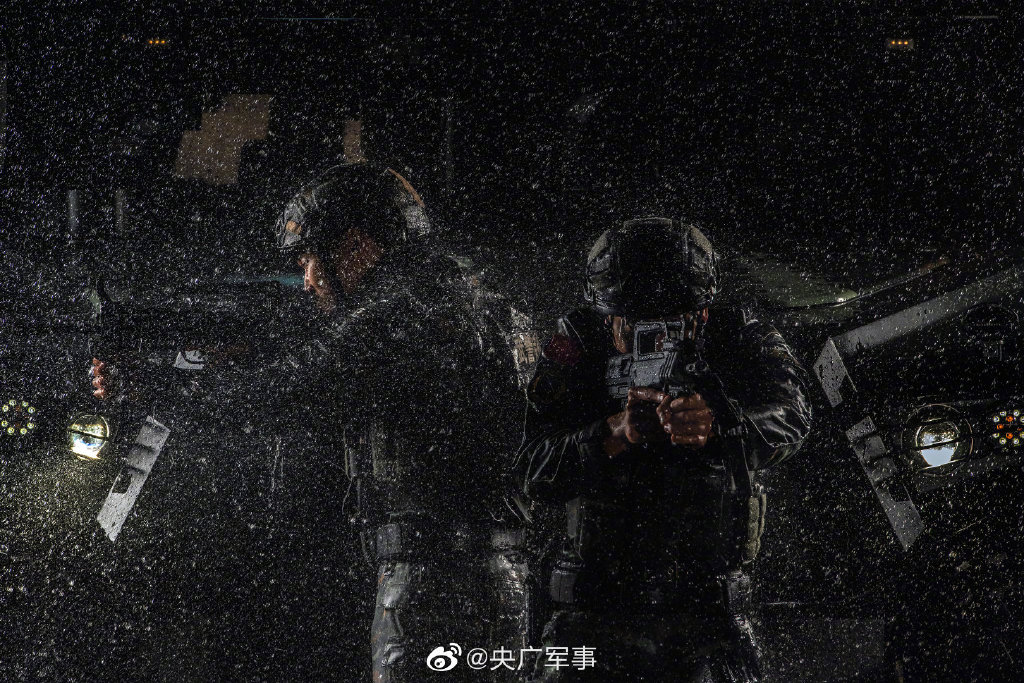 超帅壁纸!直击武警特战尖兵训练场 中国军网