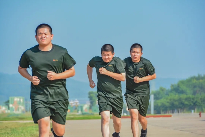 咱武警广西总队新兵团来了"三胞胎"新兵!